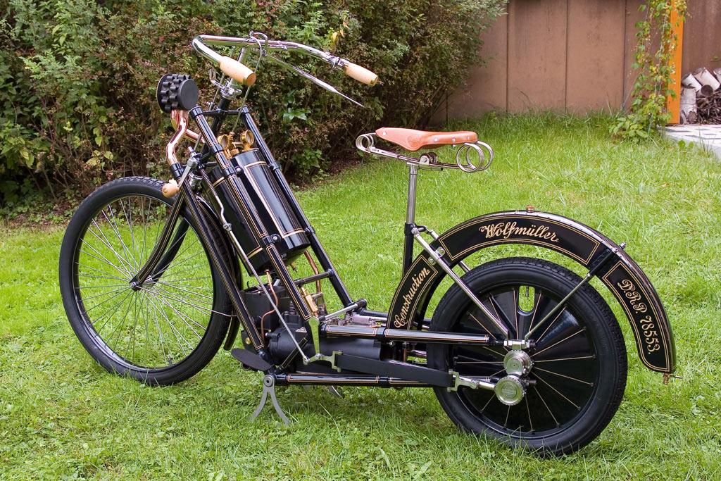 Hildebrand Wolfmüller, giá 150.000 USD. Chiếc xe là mô tô đầu tiên trên thế giới gắn 2 xi-lanh 4 thì, được sản xuất vào những năm 1930 tại Đức.